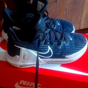 Big Kids sz 6.5 Nike sneakers